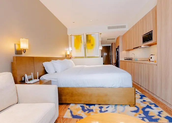 Luxury King Suite, Pool And Stunning Skyline Views