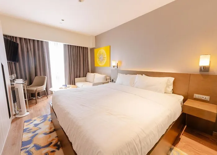 Luxury King Suite, Pool And Stunning Skyline Views