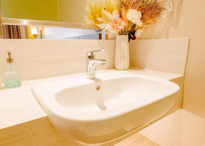 Luxury King Suite, Pool And Stunning Skyline Views