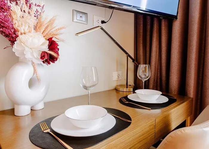 Luxury King Suite, Pool And Stunning Skyline Views
